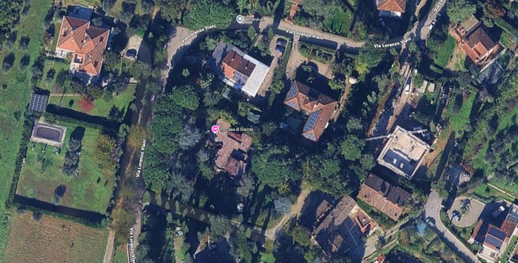 Vedere aeriană case din Toscana cu panouri fotovoltaice, exemplu de comunitate de energie regenerabilă.